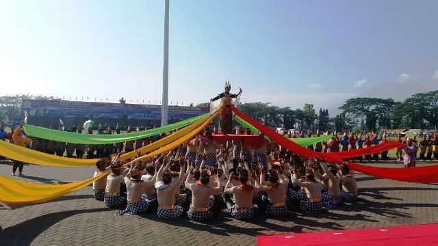 Seni Budaya Daerah Pembuka Kemeriahan HUT TNI ke – 72 Di Ambarawa